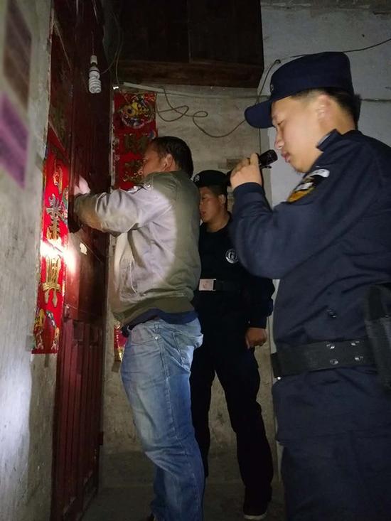 吐鲁番粗心妈妈误将幼女锁家中 民警全城寻开锁师傅开门