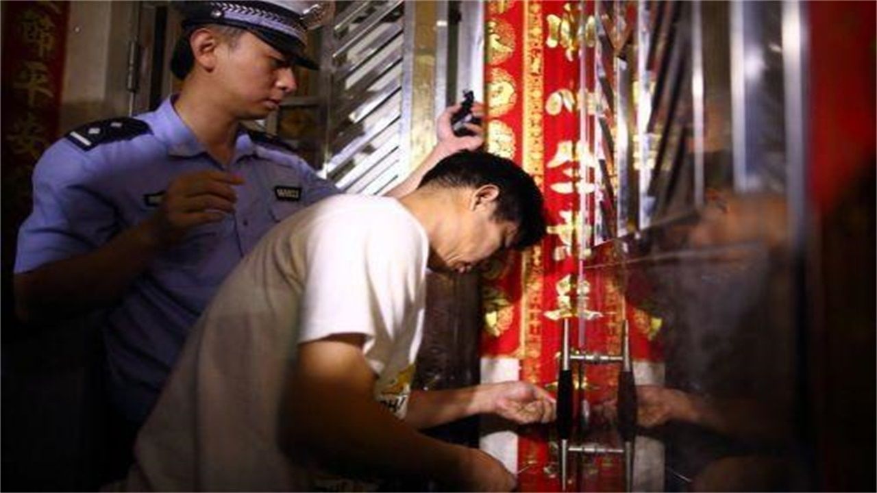 吐鲁番请开锁师傅开了锁后，师傅为什么一般都不进门，就算主人请也不进去？